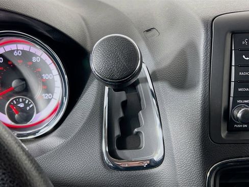 Used 2018 Dodge Grand Caravan SE w/ UConnect Hands-Free Group image 16