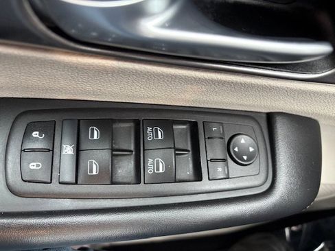 Used 2024 Chrysler Pacifica Touring-L image 23