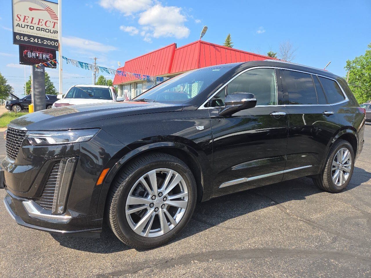 Used 2024 Cadillac XT6 Premium Luxury FWD image 2