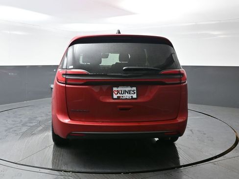New 2026 Chrysler Pacifica Select image 8