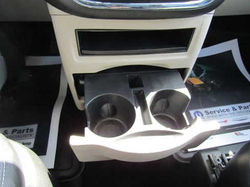 Used 2017 Dodge Grand Caravan SXT image 30