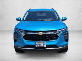 Used 2025 Chevrolet Trax LT w/ LPO, Blackout Package FWD video 2