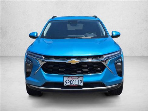 Used 2025 Chevrolet Trax LT w/ LPO, Blackout Package FWD image 2