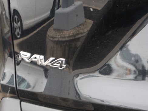 Used 2025 Toyota RAV4 XLE AWD/4WD image 17