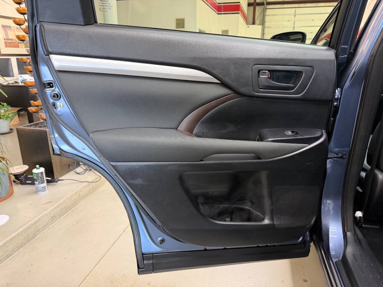 Used 2016 Toyota Highlander LE FWD image 13