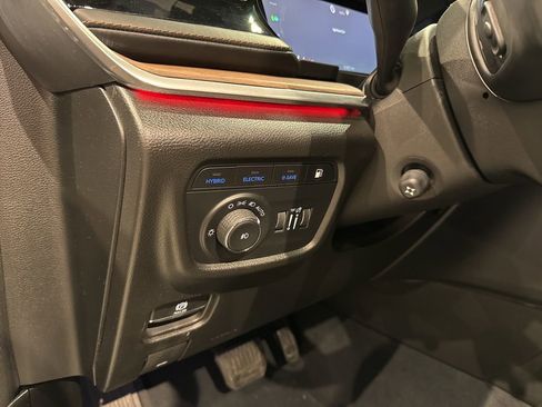 Used 2022 Jeep Grand Cherokee Summit w/ Luxury Tech Group V image 15