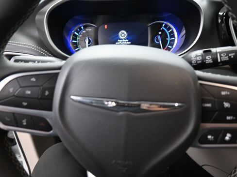 Used 2024 Chrysler Pacifica Limited FWD image 16