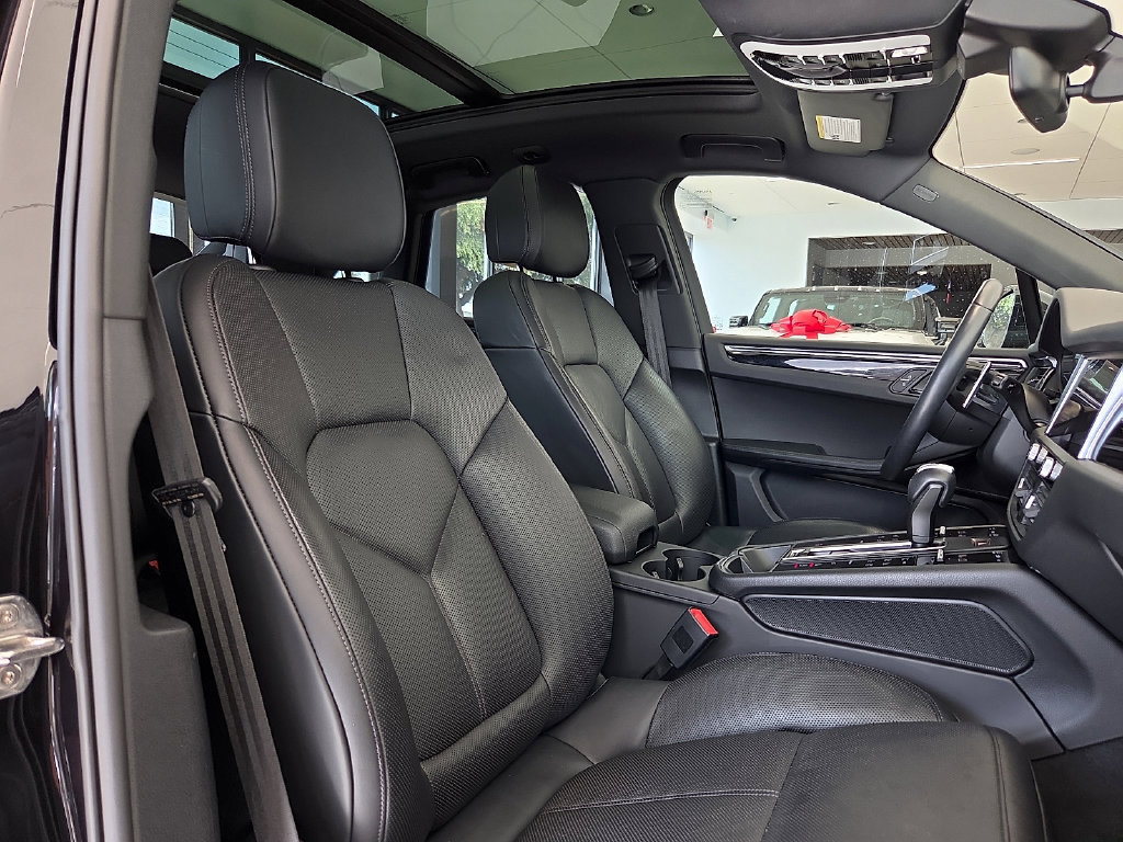 Used 2025 Porsche Macan Turbo AWD/4WD image 14