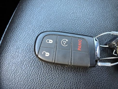 Used 2025 Jeep Compass Limited image 25