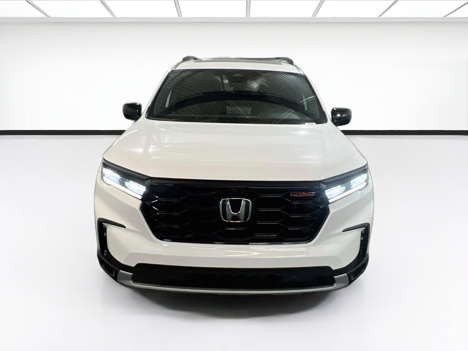 Used 2025 Honda Pilot TrailSport image 2