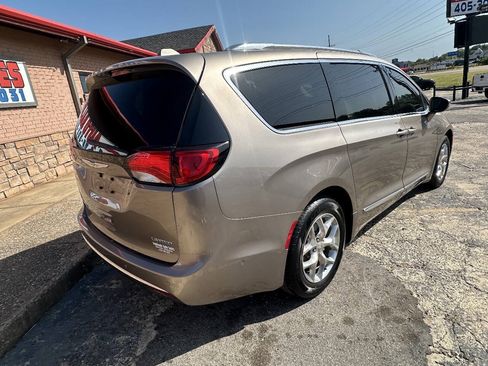 Used 2017 Chrysler Pacifica Limited FWD image 7