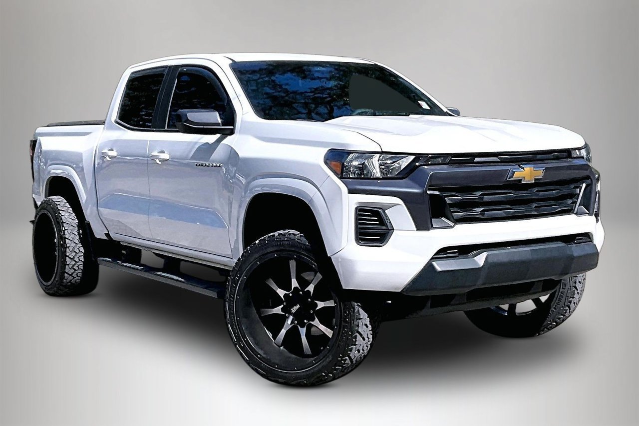 Used 2023 Chevrolet Colorado LT RWD image 2