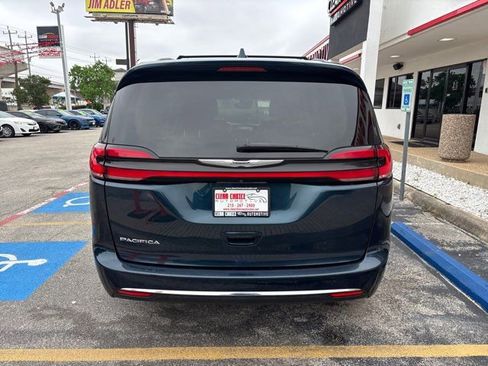 Used 2022 Chrysler Pacifica Touring-L FWD image 4