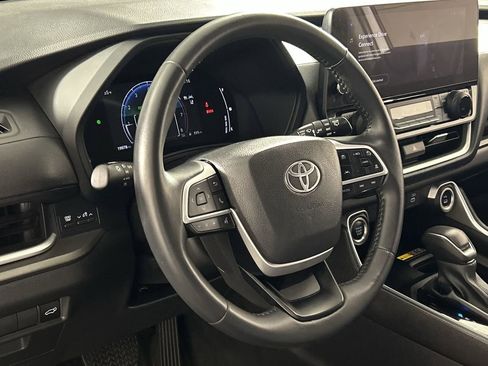 Used 2025 Toyota Grand Highlander AWD image 13