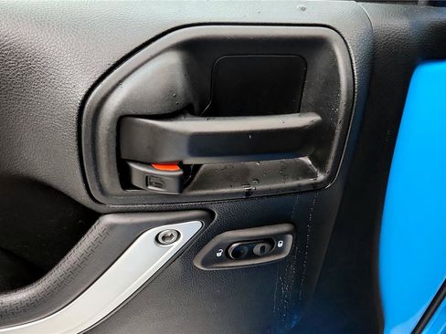 Used 2018 Jeep Wrangler Sahara w/ Connectivity Group image 15