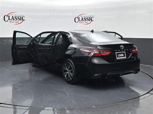 Used 2024 Toyota Camry SE image 32