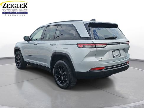 Certified 2024 Jeep Grand Cherokee Altitude image 7