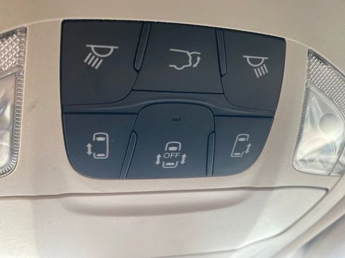 Used 2023 Chrysler Voyager LX image 16