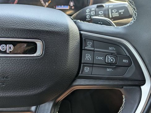 Used 2023 Jeep Grand Cherokee Altitude RWD image 15