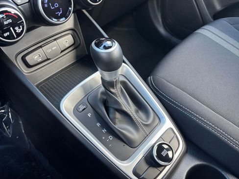 Used 2025 Hyundai Venue SEL image 40