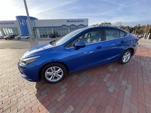 Used 2017 Chevrolet Cruze LT image 11