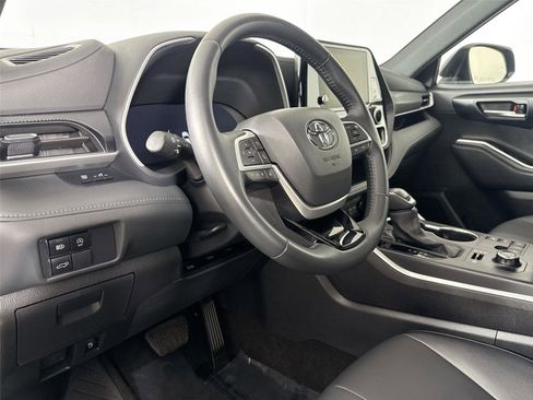 Certified 2025 Toyota Highlander XSE AWD/4WD image 4
