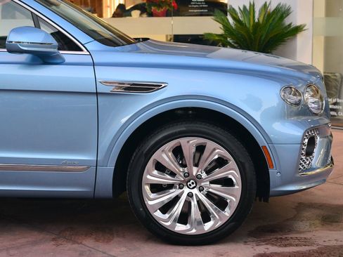 Used 2023 Bentley Bentayga Extended Wheelbase image 6