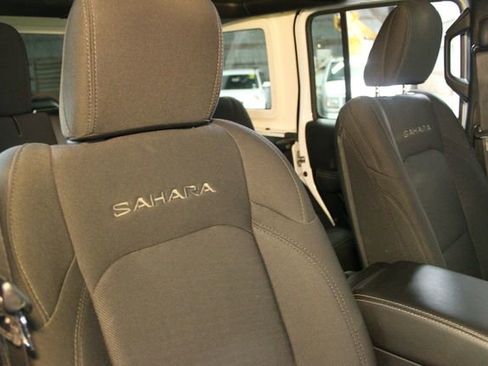 Used 2019 Jeep Wrangler Unlimited Sahara w/ Uconnect 4C Nav & Sound Group AWD/4WD image 11