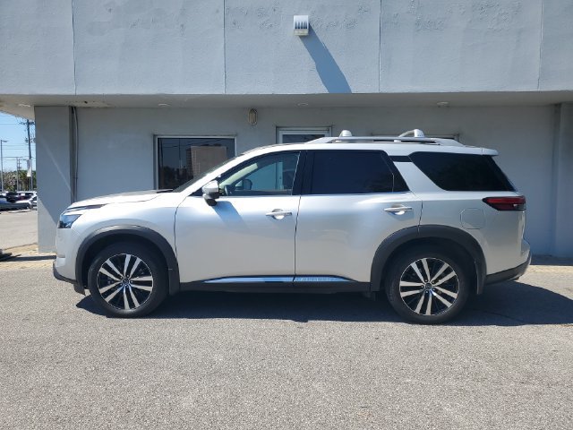 Certified 2025 Nissan Pathfinder Platinum w/ Cargo Package FWD image 12