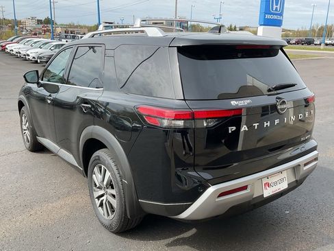 Used 2025 Nissan Pathfinder SL AWD/4WD image 7