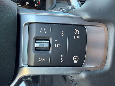 Used 2025 Land Rover Discovery Dynamic SE AWD/4WD image 12