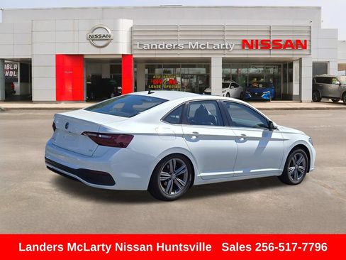 Used 2024 Volkswagen Jetta SE w/ Panoramic Sunroof Package FWD image 3