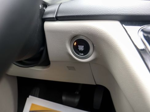 Used 2023 Chrysler Pacifica Touring-L FWD image 28