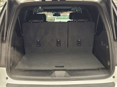 Used 2023 GMC Yukon XL SLT w/ SLT Premium Package image 8