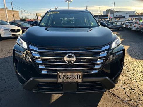 Used 2025 Nissan Rogue SV w/ SV Premium Package FWD image 8