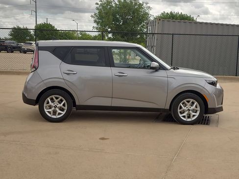 Used 2025 Kia Soul LX w/ LX Technology Package FWD image 4