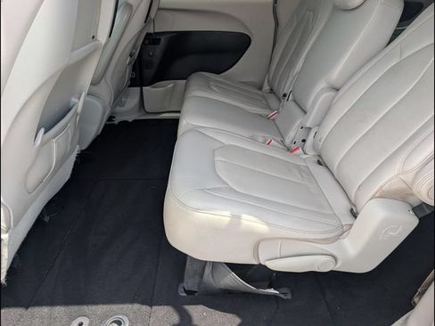 Used 2017 Chrysler Pacifica Touring-L Plus FWD image 9