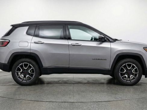 Used 2025 Jeep Compass Trailhawk AWD/4WD image 11