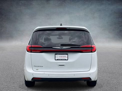 Used 2023 Chrysler Pacifica Touring-L FWD image 3