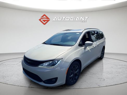 Used 2019 Chrysler Pacifica Limited w/ S Appearance Package FWD image 1