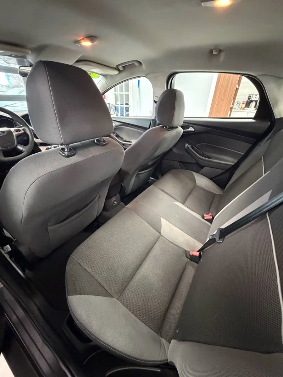 Used 2014 Ford Focus SE w/ SE Winter Package FWD image 9