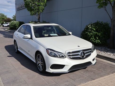Used 2016 Mercedes-Benz E 400 4MATIC Sedan image 1