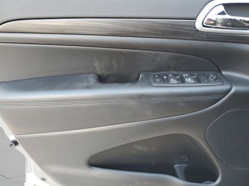 Certified 2022 Jeep Grand Cherokee Laredo X image 16