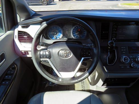 Used 2019 Toyota Sienna XLE FWD image 23