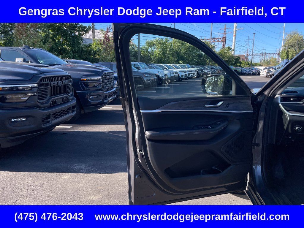 Used 2023 Jeep Grand Cherokee L Limited w/ Luxury Tech Group II AWD/4WD image 47