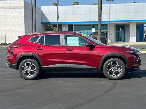 Used 2025 Chevrolet Trax LT w/ LT Convenience Package image 3