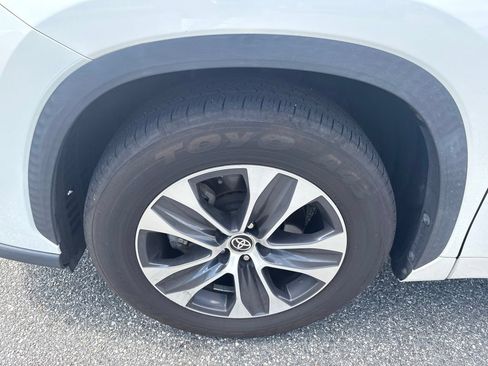 Used 2021 Toyota Highlander XLE FWD image 11