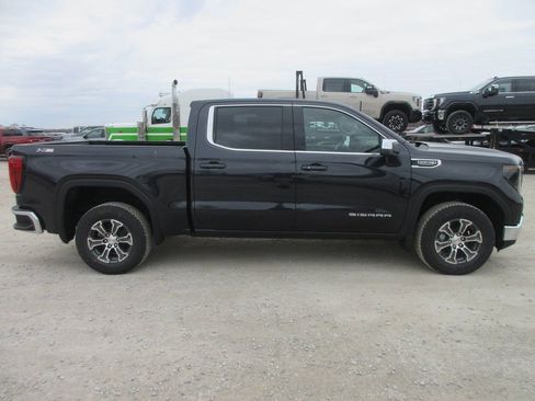 New 2026 GMC Sierra 1500 SLE image 3