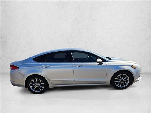 Used 2017 Ford Fusion SE w/ Fusion SE Technology Package image 4