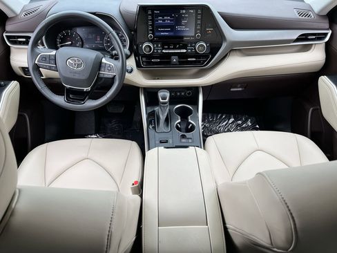 Used 2021 Toyota Highlander XLE FWD image 9
